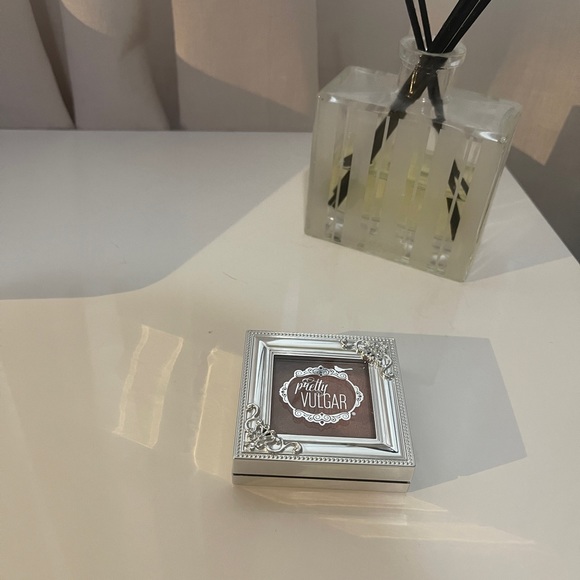 Pretty vulgar Shimmering Swan Powder Highlighter - Picture 2 of 3